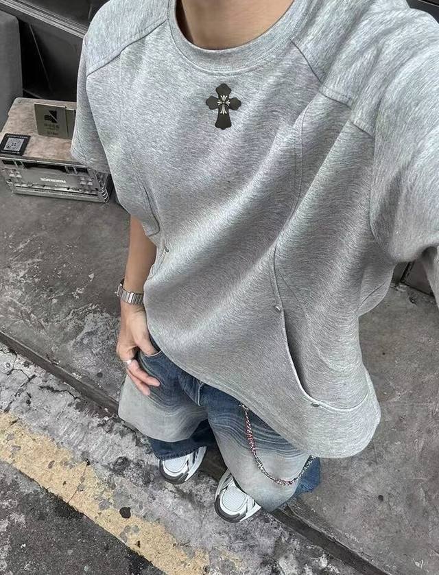 Chrome Hearts 25Ss 克罗心月牙弧线插袋重磅冰感太空棉解构短袖T恤 面料甄选280G混纺空气层 布面的特殊织造解构 具有防勾丝 防起球特性 手感