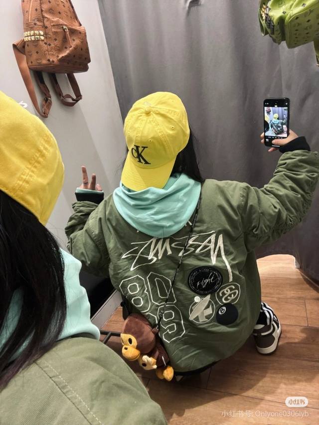 Stussy X Nike 斯图西耐克联名双面穿刺绣徽标飞行员夹克外套 斯图西耐克联名款 经典Bomber夹克 短宽版型 一面军绿色斜纹面料 一面橙色梭织面料