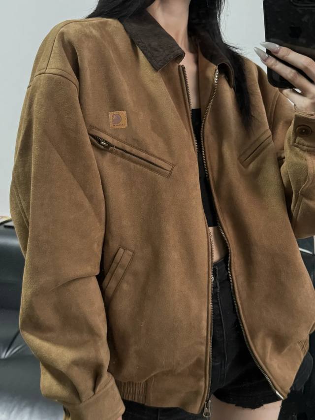 Carhartt 卡哈特春季新款麂皮绒撞色复古工装外套 卡哈特春季新款 巴恩风翻领夹克推荐 亲肤柔软的麂皮绒面料 古铜色复古金属拉链 胸口斜拉链装饰 美拉德色系