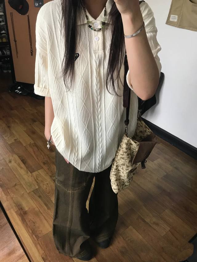Prada 普拉达夏季新款宽松肌理感针织Polo衫短袖 普拉达夏季新款 老钱风短袖Polo 肌理针织面料 上身挺括有型 舒适透气 麦穗菱格纹理 奢潮质感 胸口金