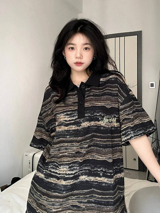 Stussy 斯图西25美式不规则纹理重工刺绣Polo短袖衬衣 斯图西夏季新品短袖 定制不规则条纹花色面料 轻薄有垂感 金黑配色 晕染 类似岩层的纹理 十分独特