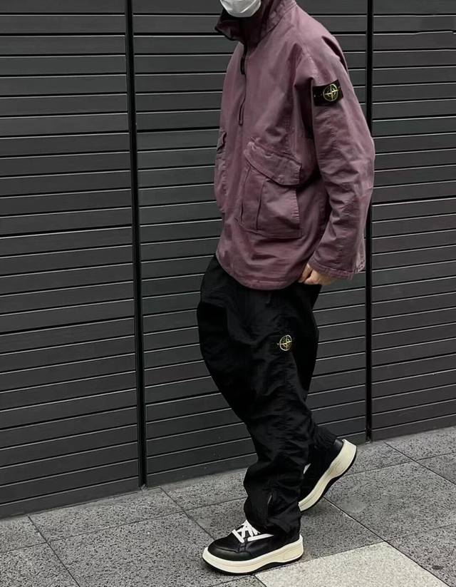Stone Lsland石头岛25Ss春夏新款尼龙网眼机能裤，束脚长裤，侧边拉链裤 版型非常好，面料轻盈，内里网面，便于空气流通，就算出汗也不贴身。裤脚拉链，可