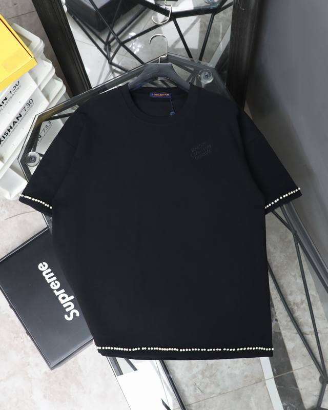 Louis Vuitton 路易威登满珍珠泡钉刺绣圆领针织短袖T恤 标准圆领版型设计，圆领短袖采用直筒设计，版型能够很好地修饰身形，使穿着者看起来更加挺拔、修长