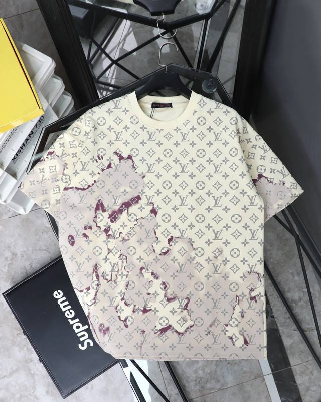 Louis Vuitton 路易威登Lv 2025新款火烧云提花涂鸦满印圆领短袖T恤 Louis Vuitton，法国路威酩轩集团-Lvmh旗下品牌，著名奢侈品