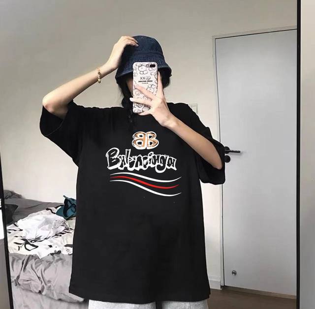 Balenciaga巴黎世家可乐Bb圆领短袖半袖T恤 面料采用260克纯棉双纱食毛面料 双线二本针压线 久洗不变形 原版定制三标 高端进口印花 随意水洗 情侣可