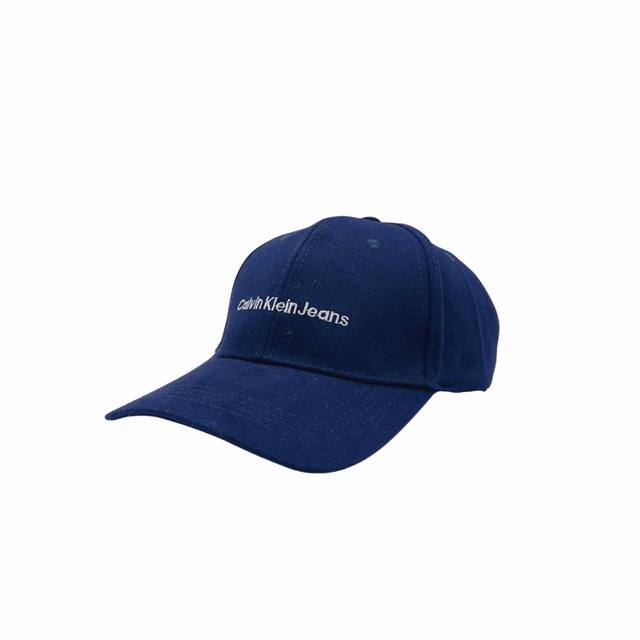 Calvin Klein Jeans 棒球帽 新款，经典品牌标识，小字母低调又简单百搭～制作工艺精细，帽型贴合头部，佩戴舒适自在。有三种颜色可选，满足不同喜好，