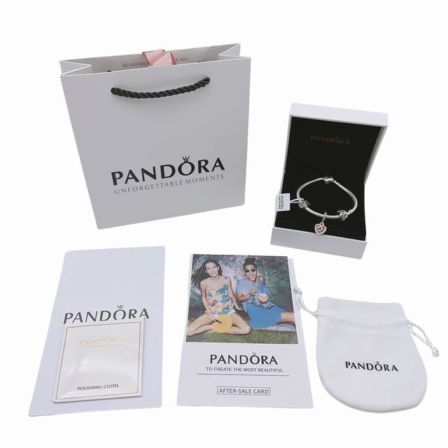 Pandora 潘多拉心意相连手链套装 潘多拉情人节新款！Moment心形扣银手链，徽标刻印，磐刻Pandora字样的心形扣环尽显优雅迷人！独特的镬金铜银合金球