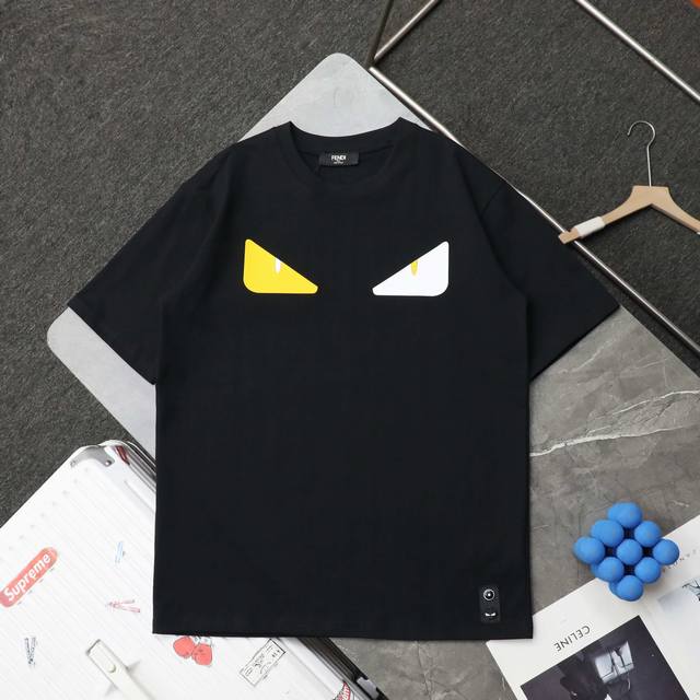 上新 顶级复刻 高端定制 - Fendi 芬迪 新款硅胶恶魔眼睛圆领短袖T恤 -货号：602 - 颜色: 黑色 白色 -购入原版开模打造，全套定制辅料，细节决定