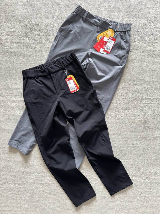 行走城市塑造极简经典 全新系列H2Wht。高端 内里激光切割 无缝拼接压胶工艺 兼顾实用性和城市着装的需求，让户外因素融入到城市生活环境中。运用高性能功能面料。