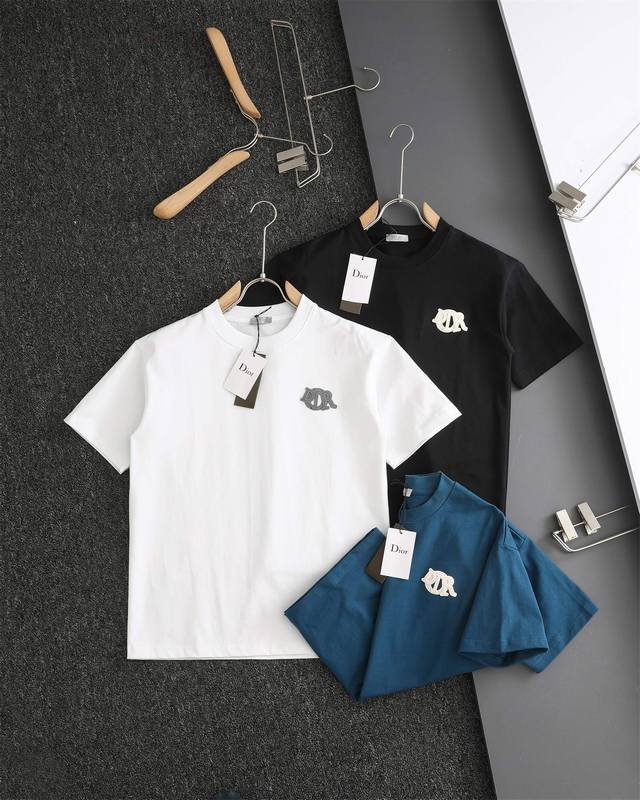 顶级复刻 Dior 迪奥 夏季最新官网 胸前章仔立体绣花短袖T恤 男女同款 官网同步 面料：采用原版洗水后300G定制全棉定制定染双纱面料 螺纹同缸定染零色差