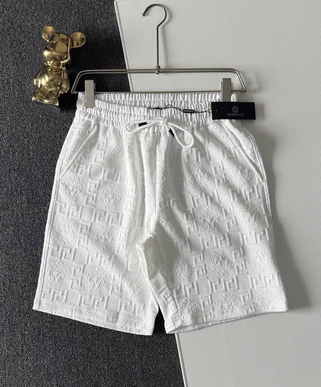 高品质 Versace 范思哲杜美莎头像3D凹凸压花短裤！ 独家新品，定制标识性Loog压花工艺，整条裤子都是杜美莎头像，很显质感！辨识度很高，腰部做了抽绳的设