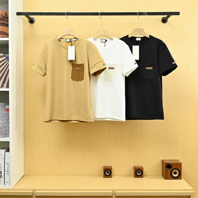 上新， 款号25127 古驰Gucci25S夏季最新休闲时尚圆领短袖T恤！采用定制弹性纤维面料，贴身透气，完全不会有闷热感，而且吸湿效果超棒，汗水能被快速吸收，