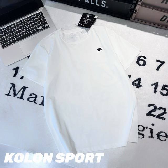 Kolon Sport可隆胸前小标短袖 男女同款 -面料：采用原版一比一面料。 -辅料：原版拆解开发，一比一定制的小标，领标，水洗，吊牌，五金等等。 -工艺：原