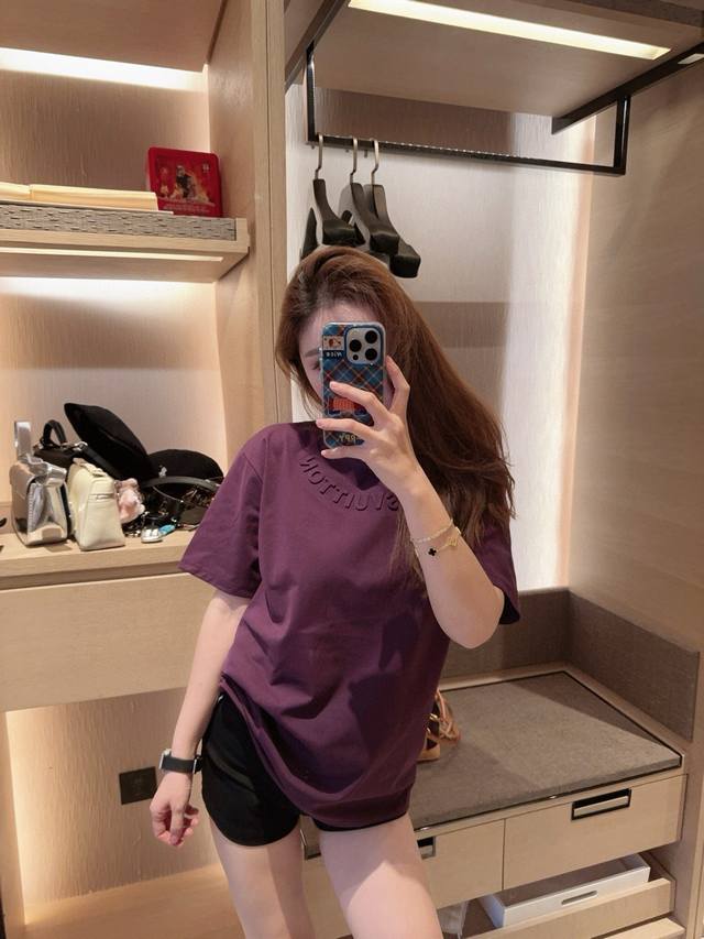 Louis Vuitton Lv 驴家钢印浮雕立体字母四叶草圆领短袖T恤 款号：25673703235 颜色：黑色 白色 紫色 尺码：均码 80-125斤