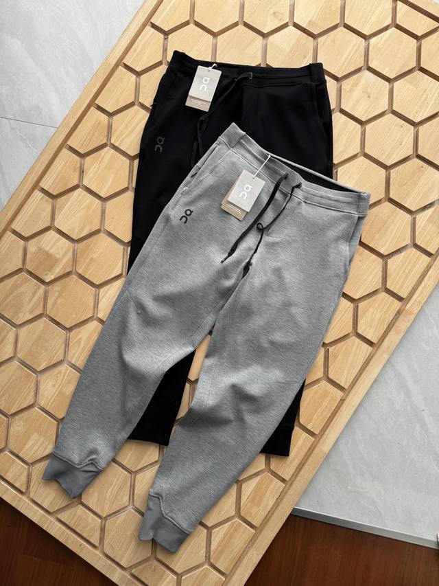 控 On昂跑 Sweat Pants 3 新一代情侣款款舒适运动跑步长裤 原单货！男女同款。入春必抢。市面高级轻柔高密色织面料上身质感非常舒适！穿上就不想脱下的