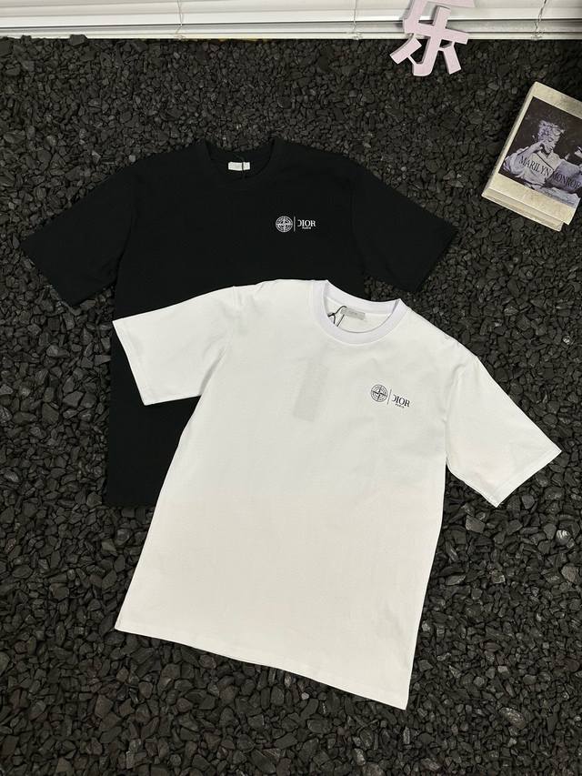 纯原臻品 顶级原版复刻 - 迪奥 × 石头岛 Cd 25联名前后准心2025最新春夏宽松休闲时尚百搭纯棉印花短袖T恤 - 夏日穿搭的难题，迪奥×石头岛联名T恤帮