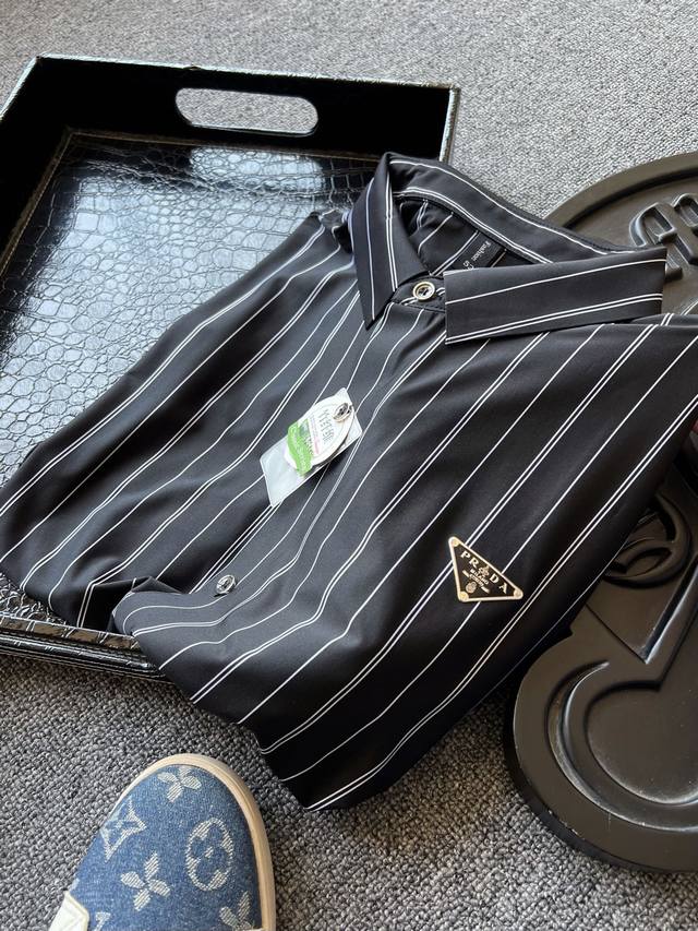 顶级商场新品！ 人气爆款！Prada 普拉达小仆人公文包专柜新品轻奢商务休闲冰氧无痕短袖衬衫！恒隆在售万元级，款号：6501 普拉达家今年最新一体色织冰氧锦棉面