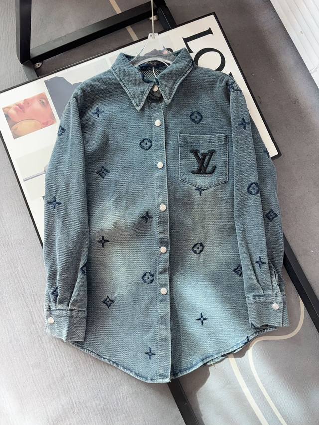 Lv老花牛仔衬衫 搭配天花板级别的驴老花牛仔衬衫 酷酷的时髦感只需要这件牛仔衬衫！ 不一样的率性经典基调 搭配小翻领的造型细节 整体是宽松的版型 就是那种慵懒风