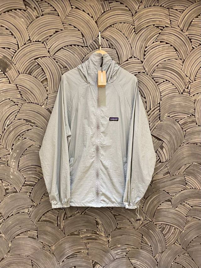 Patagonia巴塔哥尼亚 冰川灰高品质冲孔防晒衣绣标凉感薄款大口袋网眼皱感夏季透气面料冲锋衣连帽运动拉链机能落肩外套情侣款 Color: 灰蓝色 Size: