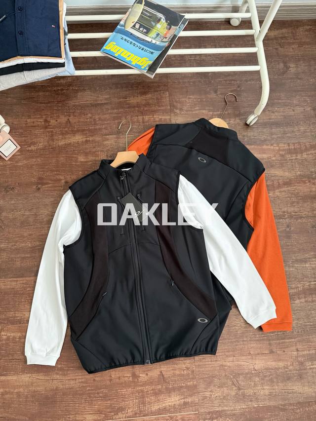Oakley Latitude Arc Vest 黑武士机能户外弯刀拼接口袋立领马甲 日企客供Oakley五金拉绳环 ，高弹螺纹拼接梭织弹力面料 ，大幅度动作可