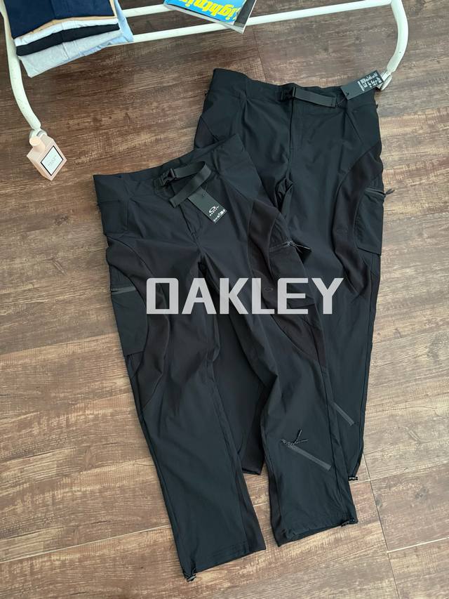 Oakley Latitude Arc Pant 25 Ss 机能户外多口袋拉链腰带运动轻薄款长裤 户外弹力面料拼接弹力螺纹布！86%尼龙，14%氨纶锦氨混纺的