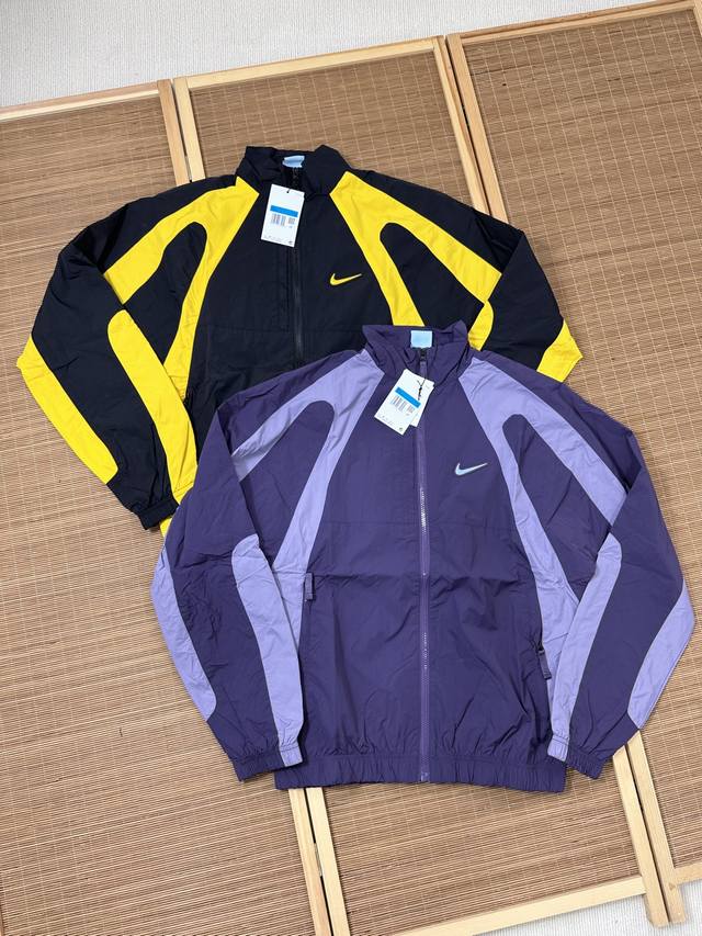 Nike X Drake 联名款 Nocta系列撞色立领夹克外套男女同款 情侣款 面料采用梭织原版定制，功能性防水面料 Logo印花全部采用原版印花，潮流设计极