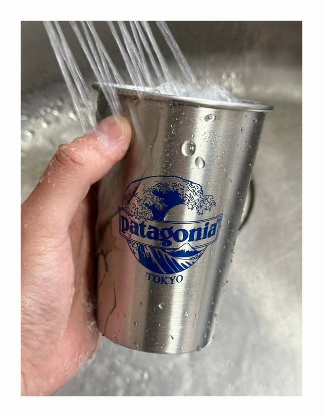 巴塔哥尼亚 Patagonia 经典户外水杯 在户外的广阔天地中，巴塔哥尼亚户外杯子是你忠实的伙伴。它犹如一颗闪耀的星辰，为你的探险之旅增添璀璨光芒。 这款杯子
