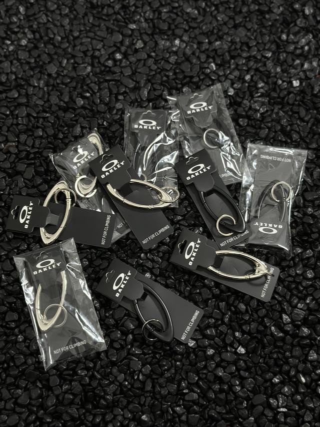 Oakley 欧克利 经典多功能金属材质圆圈钥匙扣 登山扣 挂件 配件 原版五金开模 包装齐全 货足 黑色 银色 9Cm