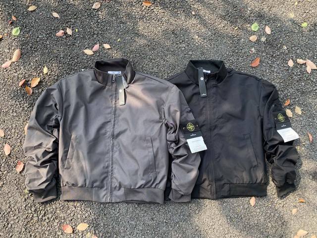 Stone Island 石头岛复古宽松落肩立领飞行服夹克外套 Stone Island 石头岛复古宽松落肩立领飞行服夹克外套 新款实拍图！ 面料采用高品质涤纶
