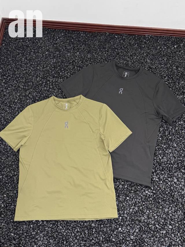 On昂跑3M反光印花字母 速干弹力运动短袖 泰加林绿 黑色 S-Xxl 3D立体剪裁 采用Dir-Fit科技速面料，自带弹力冰凉感，非常丝滑有垂感 上身心态自如
