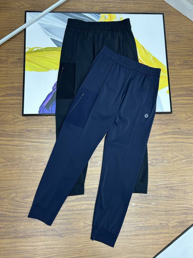 Lululemonc春夏新款男士户外休闲速干运动长裤 春夏之际，男士们总在寻觅一款舒适又百搭的长裤，露露男士长裤便是答案。它选用的梭织面料轻薄透气，像春日里的微