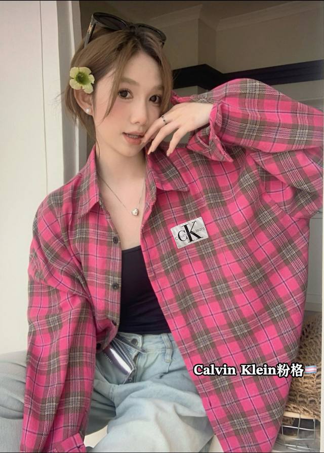上新 凯文克莱Ck新款粉色格子纽扣衬衫 被男朋友夸麻了不愧是Ck～懂女人 今年大热的Ck格子衬衫 上身巨显白 搭配百褶裙一套 日常轻松出门 一见钟情了姐妹们 这