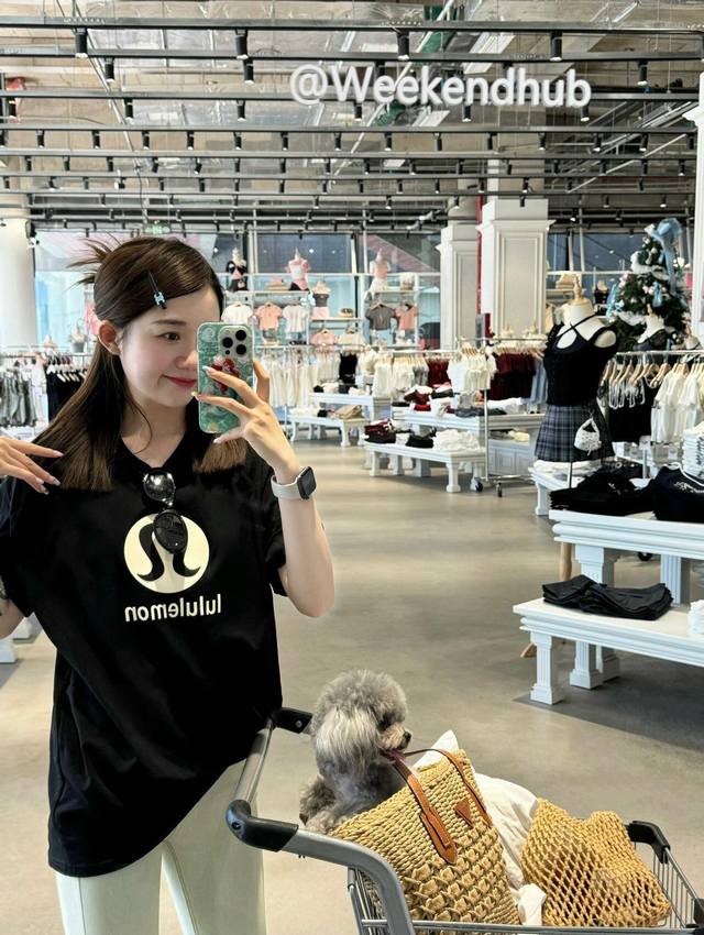 上新！ Lululemon25新款情侣款短袖T！宽松版型！ 采用顶级230克凯迪纯棉爽滑面料！无敌质感！ 高端面料无任何缺点！ 肩部过肩领条领口二本针加固 机洗