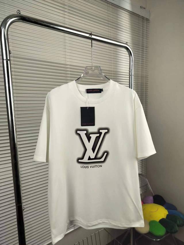 上新 Lv春夏新款路易威登Louis Vuitton字母大标 圆领短袖T恤，面料采用定制全棉双纱精棉，克重260克，印花采用环保进口胶浆，上身效果完美，夏日必备