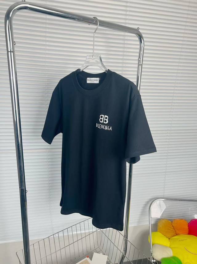 上新 Balenciaga 巴黎世家Bb背后涂鸦短袖T恤 面料采用巴黎Zp定织定染全棉双纱精棉，克重260克，布面干净.布纹清晰，柔软舒适。罗纹釆用定染无色差。