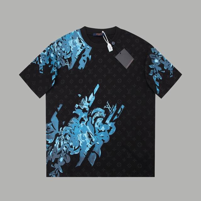 高品质 Lv 25新品走秀款限定款 暗纹Monogram机理提花纹路面料 袖子拼接印花 官网同步，专柜纯棉面料！贴肤舒适，耐看又好穿，原厂工艺一丝不苟，定制26