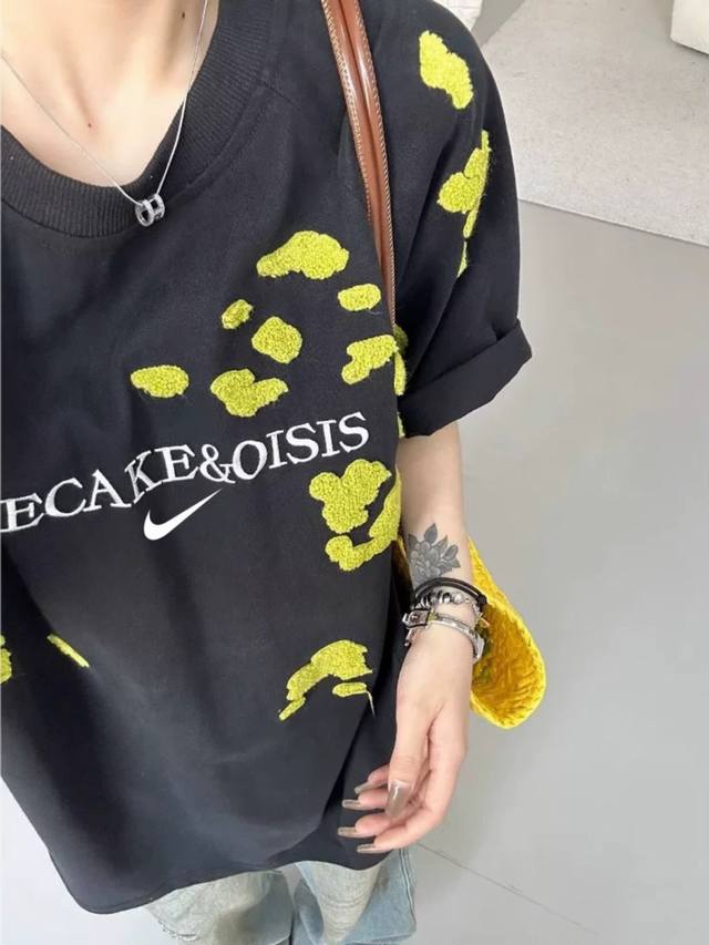 新款耐克Nike绿色云朵毛巾刺绣拼接Ins 领口螺纹针织情侣同款宽松落肩短袖T恤 面料: 260G重磅纯棉新疆长绒棉 采用特定重磅32S精棉平纹针织面料，260