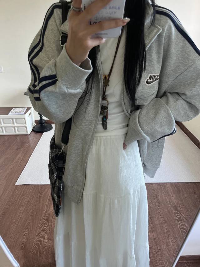 原版质量 耐克Nike两条杆口袋灰色开衫卫衣外套情侣款 原版品质 采用超柔华棉材质 所有商品都有专业质检师傅 做到每个细节线头处理干净 做工次品不整齐的地方都会