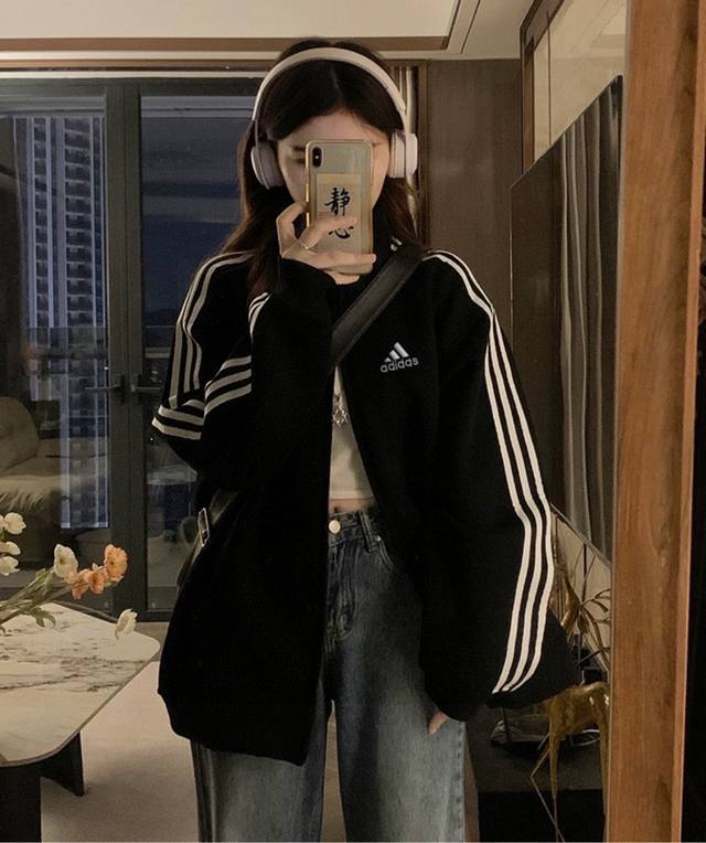 原版质量 新款阿迪达斯Adidas美式藏青色黄色三条杠开衫卫衣情侣穿搭美式潮牌复古休闲立领拉链夹克秋 采用刺绣工艺Loog 搭配黄色高品质织带编织而成 采用高密