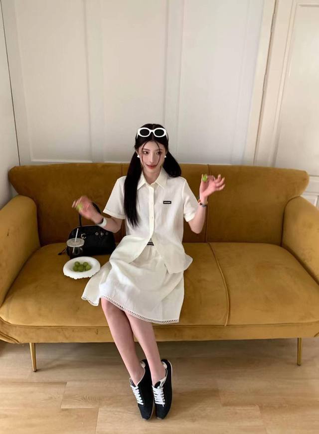 特价 套装 Miu 缪缪 学院风杏色衬衫+半裙套装 上衣和裙子都做了Logo徽标设计让你白色的衬衫和裙子显得不那么单调，棉麻面料穿起来特别舒服清爽！一整套拿下免