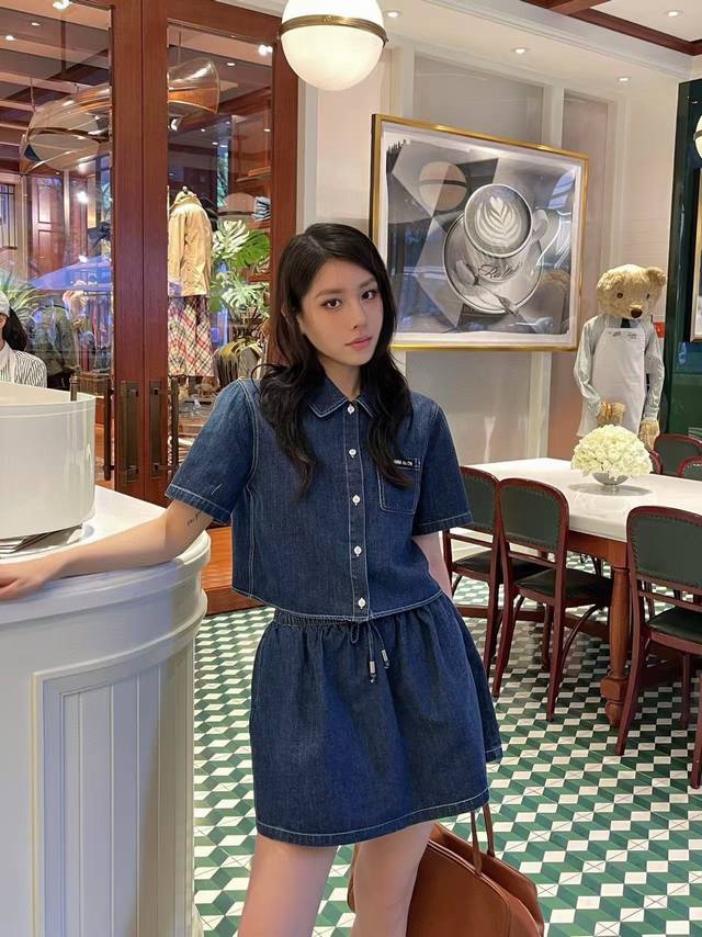上新 套装 Miumi* 缪缪 25Ss徽标短袖上衣短裙牛仔套装 上衣胸前和短裙下摆的字母贴布刺绣互相呼应 一套上身减龄又俏皮～ 内里带防走光安全裤 强烈推荐自