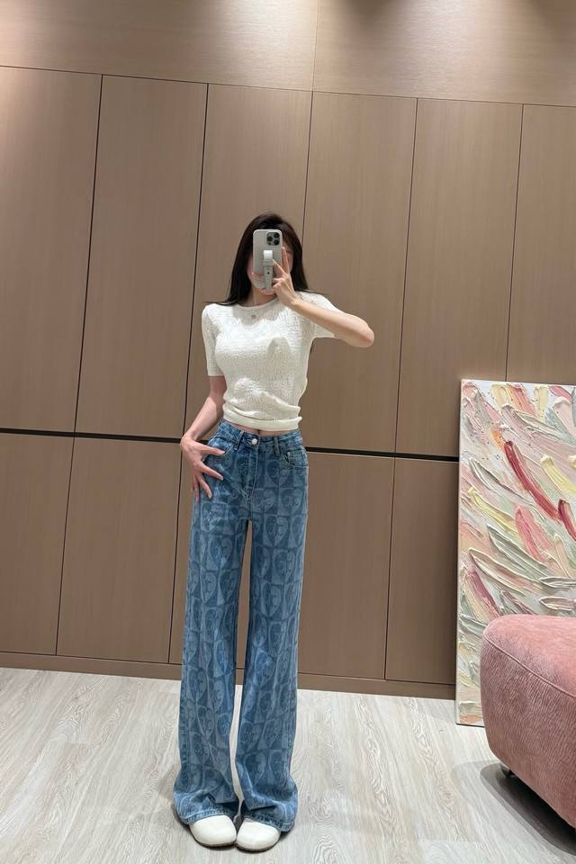 上新 Celin * 赛琳 2025印花牛仔阔腿裤 定制Yb斜纹棉牛仔材质 渐变色工艺处理 呈现立体效果 高雅显气质 订制皮牌直筒长裤剪裁 后腰处线条呼应相得益