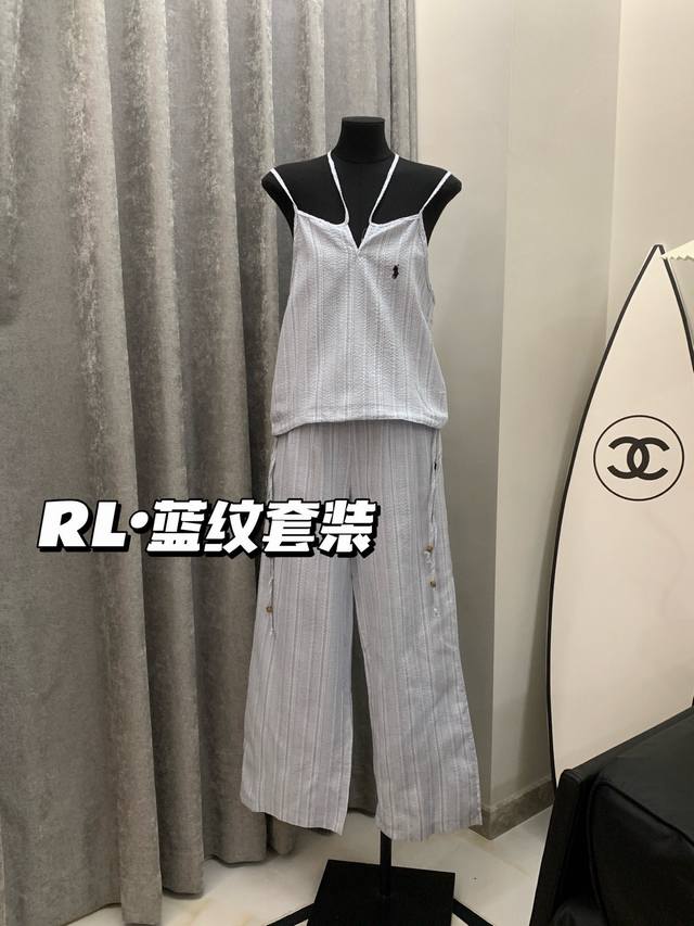 上新 拉夫 小马蓝纹套装～ 韩女氛围感明星 超级干净自带白开水气息的条纹套装！ 面料是由不同蓝色和白色竖条纹交错分布的肌理感面料纵向的条纹视觉拉长比例 组合下来