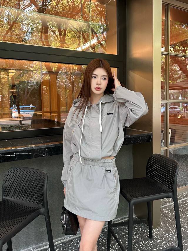 上新 套装 Miu Mi* 缪缪 25Ss结合工装与防晒衣的碰撞设计套装 超轻薄面料 每个小细节都非常注重 恰到好处的高级感 让成衣上身更为精致洋气 实物太赞啦