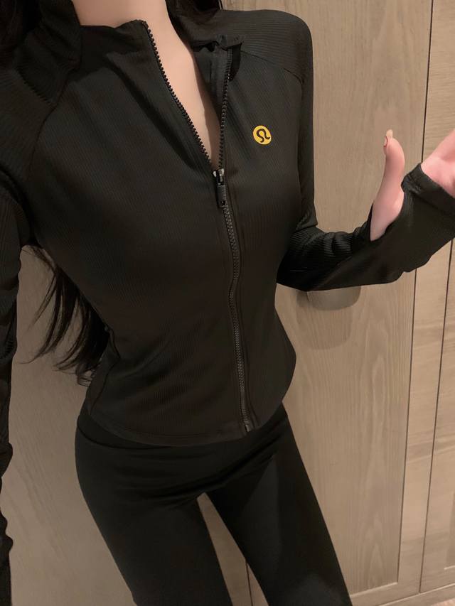 上新 裤子 Lulu 露露 金标瑜伽服套装推荐 Lu家新上的这款加绒瑜伽裤实在是太火了！ 上身显瘦度真的绝了！ 上身舒适又有包裹感~ 能够完美的抚平身上的肉肉视