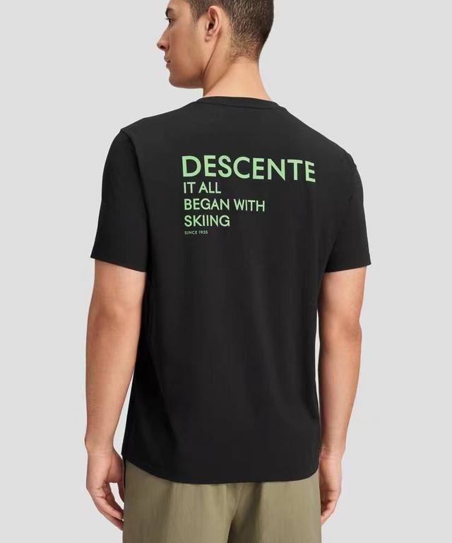 Descente迪桑特男女同款舒适透气运动休闲字母短袖T恤！ 面料采用双纱纯棉面料，布面平整，轻盈柔韧且触感柔软，拥有优于棉质的舒适穿着体感。上身舒适，品质细腻