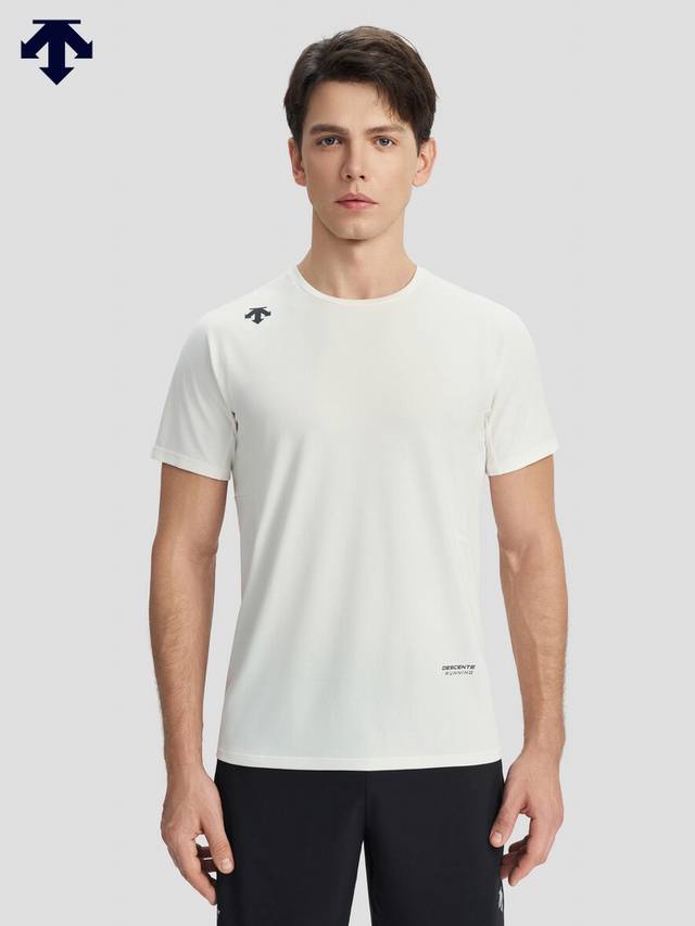 Descente迪桑特Running跑步运动健身男士速干短袖针织衫T恤春夏新品！ 夏日的炽热阳光下，每一次挥汗都是对自我的挑战。穿上迪桑特速干短袖，让你告别粘腻