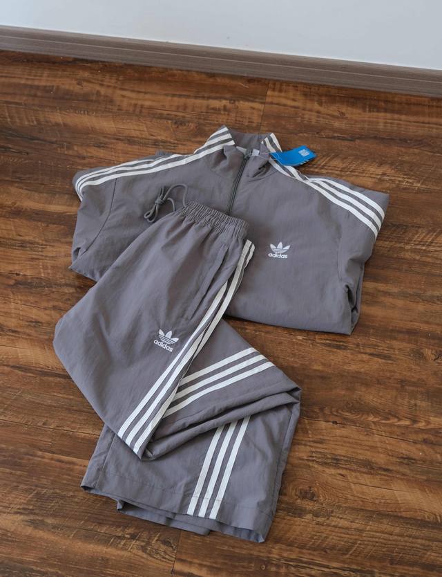Ad三道杠复古运动经典套装 不拆卖！ 一整套衣服裤子 整件上衣服的版型是很大的 就是无论谁穿它都是大大大宽松的感觉 即便我们给大家拍的是S码 但是上身也是超级宽