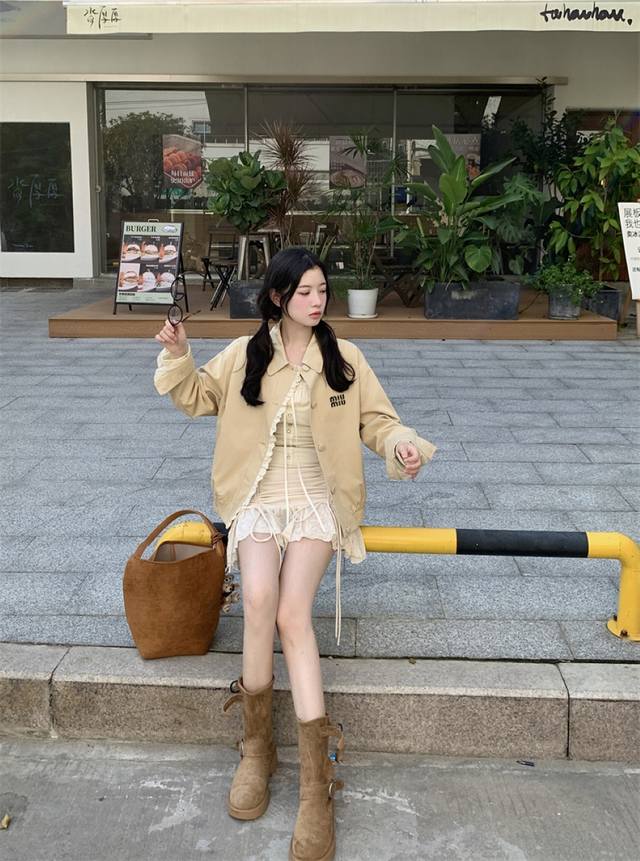 三标齐全 Miumiu 学院风少女感蕾丝波边短款风衣外套：春日浪漫交织 春日的画卷正徐徐展开，Miumiu 这款学院风少女感蕾丝波边短款风衣外套，宛如灵动笔触，