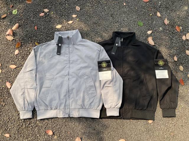 Stone Island 石头岛纯色立领复古工装飞行服夹克外套 Stone Island 石头岛纯色立领复古工装飞行服夹克外套 新款实拍图！ 面料采用高品质涤纶